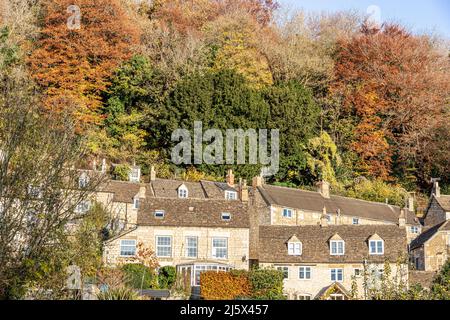 Herbst in den Cotswolds - die kleine Stadt Nailsworth in den Stroud Valleys, Gloucestershire, England Stockfoto