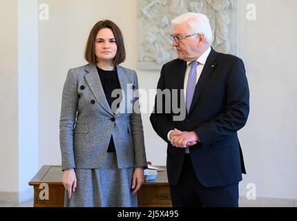 Berlin, Deutschland. 26. April 2022. Bundespräsident Frank-Walter Steinmeier und Swetlana Tikhanovskaya, Oppositionspolitikerin aus Weißrussland, treffen sich im Schloss Bellevue zu Gesprächen. Quelle: Bernd von Jutrczenka/dpa/Alamy Live News Stockfoto