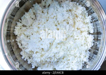 Kochen köstliche hausgemachte Hüttenkäse in einem Topf auf dem Tisch Stockfoto