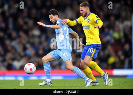 Bernardo Silva und Brighton von Manchester City und Alex Mac Allister von Hove Albion konkurrieren um den Besitz. Bilddatum: Donnerstag, 21. April 2022. Bildnachweis sollte lauten: Anthony Devlin/Alamy Live News/Alamy Live News Stockfoto