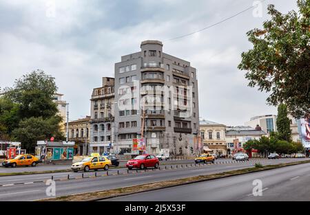 Hauptstraße und karge Architektur Apartmentblock in der Innenstadt von Bukarest, Hauptstadt von Rumänien, Mitteleuropa Stockfoto