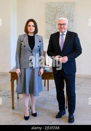 Berlin, Deutschland. 26. April 2022. Bundespräsident Frank-Walter Steinmeier und Swetlana Tikhanovskaya, Oppositionspolitikerin aus Weißrussland, treffen sich im Schloss Bellevue zu Gesprächen. Quelle: Bernd von Jutrczenka/dpa/Alamy Live News Stockfoto