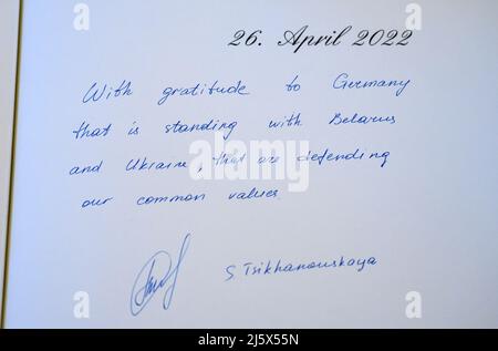 Berlin, Deutschland. 26. April 2022. Swetlana Tikhanovskaya, Oppositionspolitikerin aus Weißrussland, unterzeichnete das Gästebuch vor einem Treffen mit Präsident Steinmeier im Schloss Bellevue. Quelle: Bernd von Jutrczenka/dpa/Alamy Live News Stockfoto