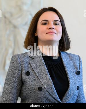 Berlin, Deutschland. 26. April 2022. Swetlana Tichanowskaja, Oppositionspolitikerin aus Weißrussland, trifft sich im Schloss Bellevue mit Präsident Steinmeier. Quelle: Bernd von Jutrczenka/dpa/Alamy Live News Stockfoto