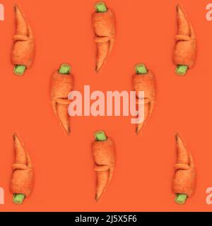 Karottenmuster auf orangefarbenem Hintergrund, Draufsicht. Gemüse roh, vegan, hässliches Lebensmittelkonzept, Flatlay. Stockfoto
