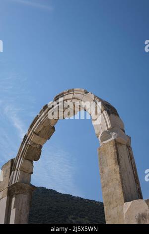 Ein gutes Beispiel für ein syrisches Arch-Design, an einem Eingang mit Blick auf den Agora-Abschnitt. An der antiken griechischen, römischen archäologischen Stätte Ephesus. In Selçuk, Stockfoto