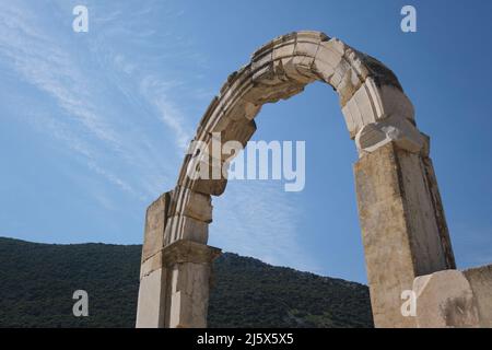 Ein gutes Beispiel für ein syrisches Arch-Design, an einem Eingang mit Blick auf den Agora-Abschnitt. An der antiken griechischen, römischen archäologischen Stätte Ephesus. In Selçuk, Stockfoto