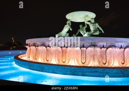 Nachtansicht des Triton-Brunnens in la Valletta Stockfoto