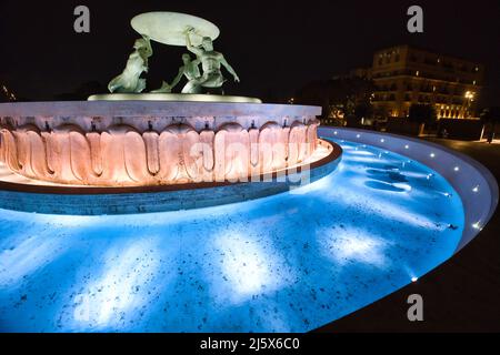 Nachtansicht des Triton-Brunnens in la Valletta Stockfoto