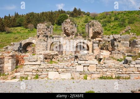 Gewölbte Felsruinen im State Agora Bath Complex. An der antiken griechischen, römischen archäologischen Stätte Ephesus. In Selçuk, Provinz İzmir, Türkei. Stockfoto