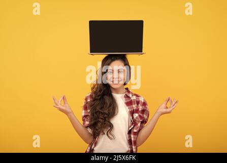 Happy smart teen Mädchen meditieren mit Laptop auf Kopf präsentiert Schule Online-Lektion, estudy Stockfoto