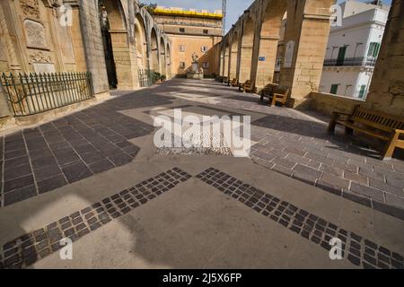 Arkaden in den Gärten der oberen Barrakka in La Valletta Stockfoto