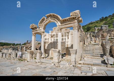 Ein klassischer syrischer Bogen, Teil der ausgewogenen Fassade des Hadrianstempels. An der antiken griechischen, römischen archäologischen Stätte Ephesus. In Selçuk Bietet İzmir Stockfoto