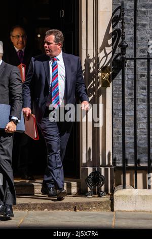 London, 26. April 2022. Mark Spencer, Lord President und Leader des Unterhauses, verlässt die Downing Street 10 nach der wöchentlichen Kabinettssitzung, um über die Lebenshaltungskosten-Krise zu diskutieren. Kredit: amer ghazzal/Alamy Live Nachrichten Stockfoto