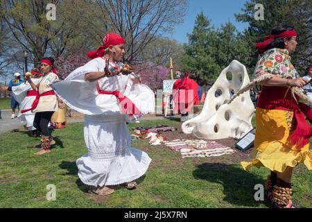 Die Tänzer der mexikanischen Tanzgruppe Calpulli bedanken sich bei der Feier des Jahrestages der Escuelita en Casa für die Erde. In Queens, Nw York City. Stockfoto