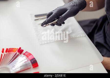 Professioneller Nagelmeister, der perfekte Maniküre im Salon macht Stockfoto