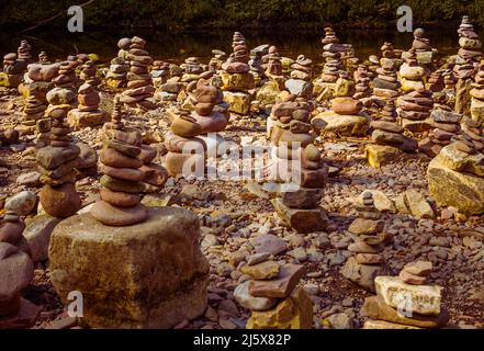 Sammlung von cairns auf dem Four Falls Trail, Brecon Beacons Stockfoto