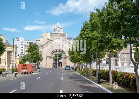 Das Haupttor von El Cementerio de Cristóbal Colón, auch La Necrópolis de Cristóbal Colón genannt, wurde 1876 im Stadtteil Vedado in Ha gegründet Stockfoto