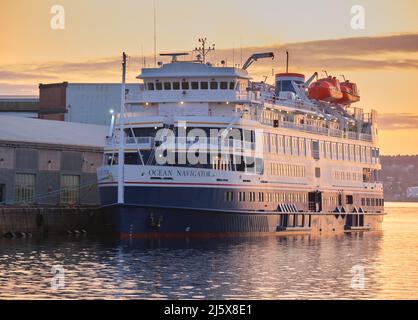 Halifax, Nova Scotia, Kanada. 26.. April 2022. Nach mehr als zwei Jahren Unterbrechung aufgrund der Pandemie von Covid19 kehren die Kreuzfahrtschiffe zum Hafen von Halifax zurück, wo heute zwei Schiffe einen Tag anhalten. Als erstes Schiff legt der Ocean Navigator am Hafen an, wenn die Sonne aufgeht. Heute Morgen um 6am Uhr kam das Schiff zum ersten Mal seit über 29 Monaten im Hafen an. Kredit: Meanderingemu/Alamy Live Nachrichten Stockfoto