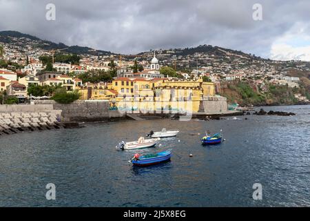 FUNCHAL, PORTUGAL - 25. AUGUST 2021: Das Fort San Tiago wurde im 17th. Jahrhundert erbaut, um die Stadt vor Piratenangriffen zu verteidigen. Stockfoto