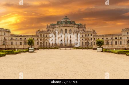 Stupinigi, Turin, Italien - 16. Mai 2020: Palazzina di Caccia historisches königliches Jagdschloss des Savoyer Königshauses, farbenprächtiger wolkiger Sonnenuntergang Stockfoto