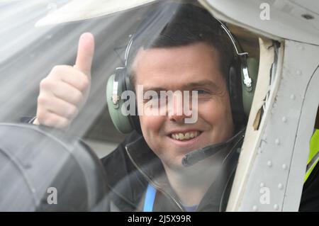 Glasgow, Schottland, Großbritannien. 26. April 2022. IM BILD: Die Wahlkampfveranstaltung des schottischen konservativen Führers Douglas Ross fliegt vor den Kommunalwahlen im Flugzeug am Flughafen Glasgow. Quelle: Colin Fisher/Alamy Live News Stockfoto