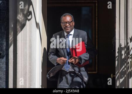 Downing Street, London, Großbritannien. 26. April 2022. Der Abgeordnete Kwasi Kwarteng, Staatssekretär für Wirtschaft, Energie und Industriestrategie, in der Downing Street zu einem wöchentlichen Kabinettstreffen über die Lebenshaltungskosten-Krise. Quelle: Malcolm Park/Alamy Live News. Stockfoto