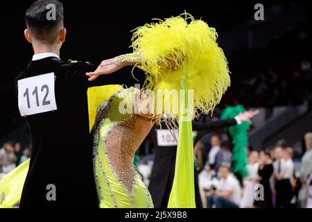 Paare tanzen Walzer beim Ballsaal-Wettbewerb Stockfoto