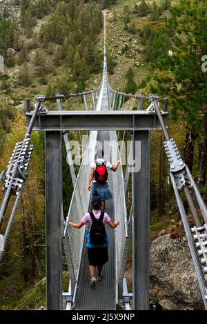 Wanderer Überqueren Die Charles Kuonen Hängebrücke Auf Dem Nur 65 Zentimeter Breiten Step Grid, Randa, Wallis, Schweiz Stockfoto