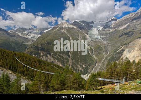 Die Charles Kuonen Hängebrücke von Swissrope AG in den Walliser Alpen, Randa, Wallis, Schweiz Stockfoto