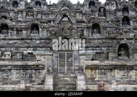 Buddha-Statuen meditieren im Tempel von Borobudur in Indonesien. Aufgenommen Am 2022. März. Stockfoto