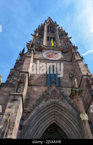 Turm mit Uhr im Freiburger Münster im Zentrum von Freiburg im Breisgau, Schwarzwald, Baden Württemberg, Deutschland Stockfoto