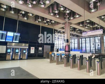 London, Großbritannien, 22. April 2022: Neuer Bahnhofzugang für die Elizabeth Line (Crossrail) am U-Bahnhof Tottenham Court Road beinhaltet diese Lobby auf Straßenebene an der Ecke von Soho's Dean Street und Oxford Street. Testzüge sind bereits in Betrieb und dieser Abschnitt soll noch vor Ende Mai 2022 eröffnet werden. Anna Watson/Alamy Live News Stockfoto