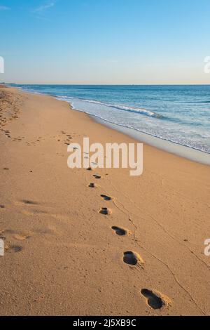 Fußabdrücke auf Strandsand in Florida. Stockfoto