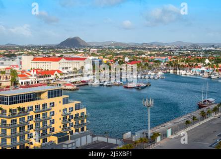 Oranjestad, Aruba. Marina Landschaft am Kreuzfahrthafen. Stockfoto