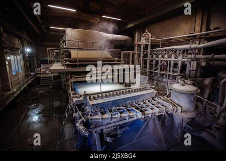 Altpapier-Recycling-Anlage. Maschine für die Produktion von Papierrollen. Stockfoto