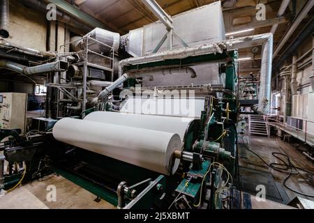 Altpapier-Recycling-Anlage. Maschine für die Produktion von Papierrollen. Stockfoto