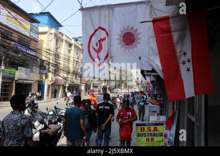 Kathmandu, NE, Nepal. 26. April 2022. Im Vorfeld der Kommunalwahlen in Kathmandu, Nepal, am Dienstag, den 26. April, machen Arbeiter Flaggen verschiedener Parteien. 2022. Nepal führt am 13. Mai dieses Jahres zum zweiten Mal seit der Verkündung der Verfassung von 2015 Kommunalwahlen durch. (Bild: © Aryan Dhimal/ZUMA Press Wire) Stockfoto