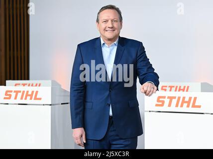 Waiblingen, Deutschland. 26. April 2022. Michael Traub, der neue CEO des Kettensägen- und Gartenwerkzeugherstellers Stihl, steht während der Jahrespressekonferenz auf einem Rednerpult mit dem Firmenlogo. Quelle: Bernd Weißbrod/dpa/Alamy Live News Stockfoto