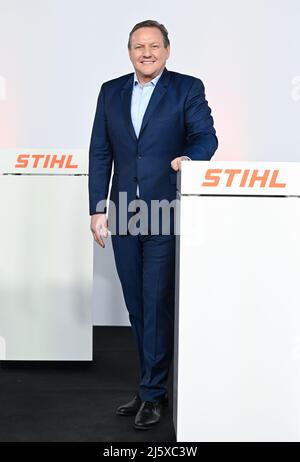 Waiblingen, Deutschland. 26. April 2022. Michael Traub, der neue CEO des Kettensägen- und Gartenwerkzeugherstellers Stihl, steht während der Jahrespressekonferenz auf einem Rednerpult mit dem Firmenlogo. Quelle: Bernd Weißbrod/dpa/Alamy Live News Stockfoto