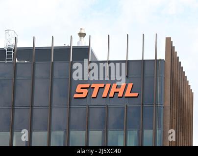 Waiblingen, Deutschland. 26. April 2022. Das Logo des Kettensäge- und Gartenwerkzeugherstellers Stihl ist an einem Gebäude im Stammwerk in Waiblingen angebracht. Trotz Materialengpässen erzielte der Kettensäge- und Gartenwerkzeughersteller Stihl im vergangenen Jahr ein zweistelliges Wachstum. Quelle: Bernd Weißbrod/dpa/Alamy Live News Stockfoto
