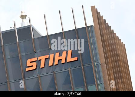 Waiblingen, Deutschland. 26. April 2022. Das Logo des Kettensäge- und Gartenwerkzeugherstellers Stihl ist an einem Gebäude im Stammwerk in Waiblingen angebracht. Trotz Materialengpässen erzielte der Kettensäge- und Gartenwerkzeughersteller Stihl im vergangenen Jahr ein zweistelliges Wachstum. Quelle: Bernd Weißbrod/dpa/Alamy Live News Stockfoto