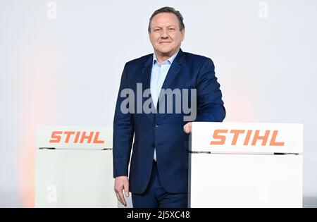 Waiblingen, Deutschland. 26. April 2022. Michael Traub, der neue CEO des Kettensägen- und Gartenwerkzeugherstellers Stihl, steht während der Jahrespressekonferenz auf einem Rednerpult mit dem Firmenlogo. Quelle: Bernd Weißbrod/dpa/Alamy Live News Stockfoto