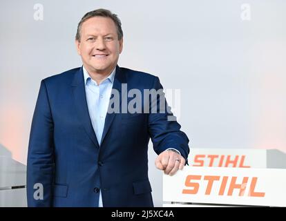 Waiblingen, Deutschland. 26. April 2022. Michael Traub, der neue CEO des Kettensägen- und Gartenwerkzeugherstellers Stihl, steht während der Jahrespressekonferenz auf einem Rednerpult mit dem Firmenlogo. Quelle: Bernd Weißbrod/dpa/Alamy Live News Stockfoto