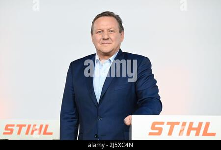 Waiblingen, Deutschland. 26. April 2022. Michael Traub, der neue CEO des Kettensägen- und Gartenwerkzeugherstellers Stihl, steht während der Jahrespressekonferenz auf einem Rednerpult mit dem Firmenlogo. Quelle: Bernd Weißbrod/dpa/Alamy Live News Stockfoto