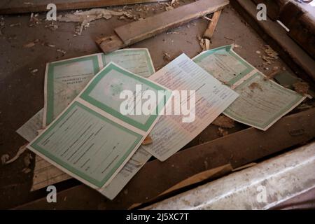 Nicht exklusiv: BORODIANKA, UKRAINE - 26. APRIL 2022 - die Anhänge zu den Bildungszertifikaten sind in einem inklusiven Ressourcenzentrum abgebildet, das im beschädigt ist Stockfoto