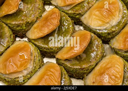 Pistazien-Baklava. Nahaufnahme von Baklava in einem Tablett. Lokaler Name dilber dudagi Baklava Stockfoto