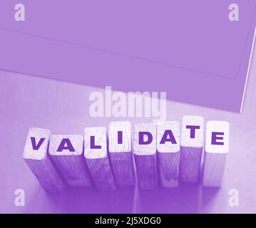 Validieren Wort auf Holzblöcke. Geschäftsevaluierungskonzept. Stockfoto