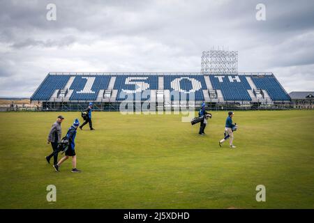 Die Zuschauertribüne neben den 1. und 18. Löchern während des Open Media Day in St. Andrews. Die Open 150. in St Andrews werden die größten in der langen Geschichte der Meisterschaft sein, mit rekordverdächtigen 290.000 Fans, die ab dem 10-17. Juli auf dem weltbekannten Old Course teilnehmen werden. Bilddatum: Dienstag, 26. April 2022. Stockfoto