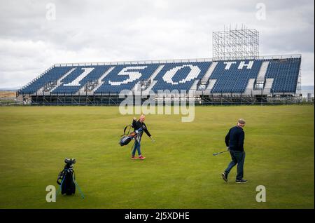 Die Zuschauertribüne neben den 1. und 18. Löchern während des Open Media Day in St. Andrews. Die Open 150. in St Andrews werden die größten in der langen Geschichte der Meisterschaft sein, mit rekordverdächtigen 290.000 Fans, die ab dem 10-17. Juli auf dem weltbekannten Old Course teilnehmen werden. Bilddatum: Dienstag, 26. April 2022. Stockfoto